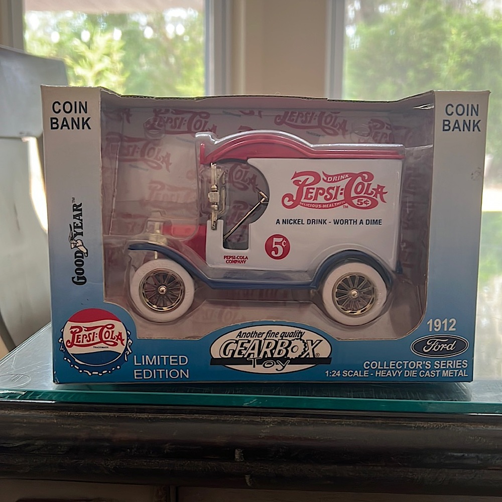 Pepsi die cast metal 1:24 Gearbox Toy Ford 1912 Delivery Car collectible